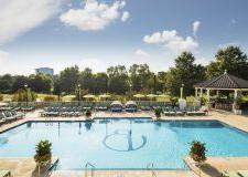 夏洛特巴兰坦酒店的室外游泳池